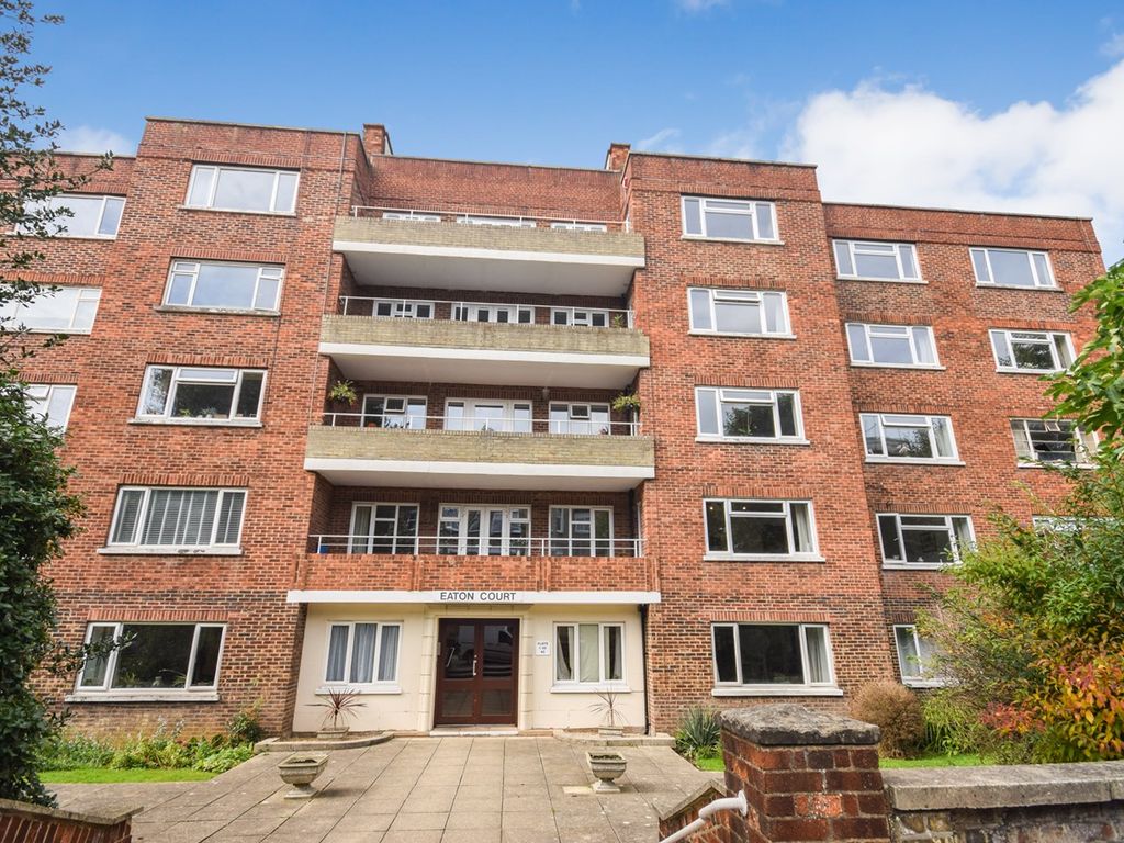 3 bed flat for sale in Eaton Gardens, Hove BN3, £390,000