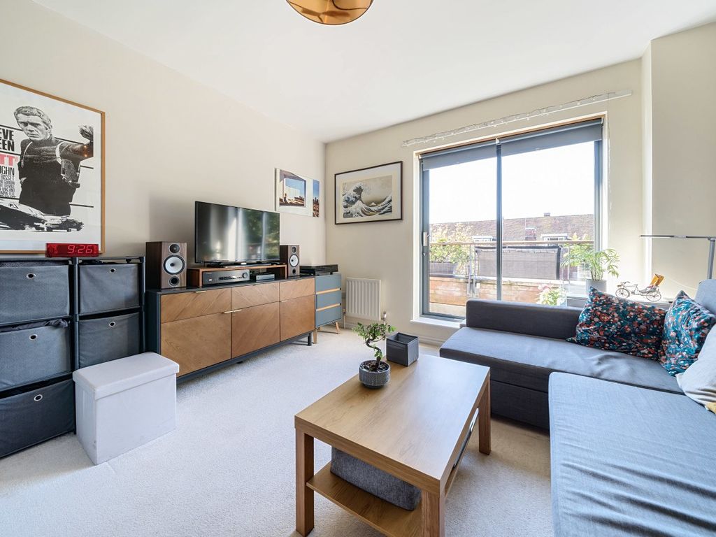 1 bed flat for sale in Charlotte Court, Invermead Road, London W6, £425,000