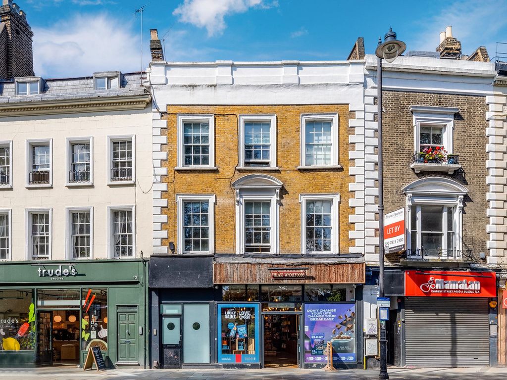 2 bed flat for sale in The Pavement, Clapham Common, London SW4, £575,000