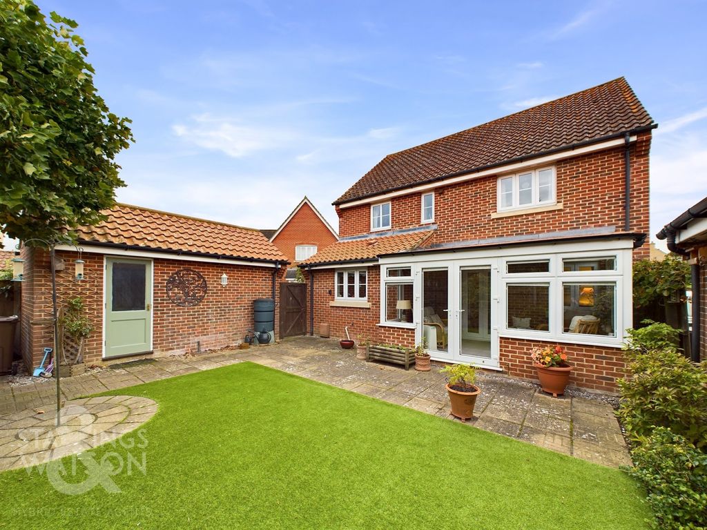 4 bed detached house for sale in Fairfield Close, Long Stratton, Norwich NR15, £340,000