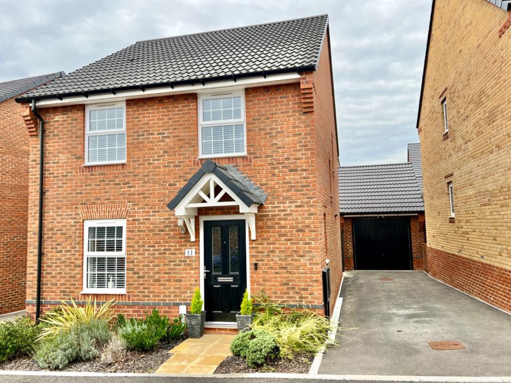 4 bed detached house for sale in David Butt Close, Great Oldbury, Stonehouse GL10, £385,000