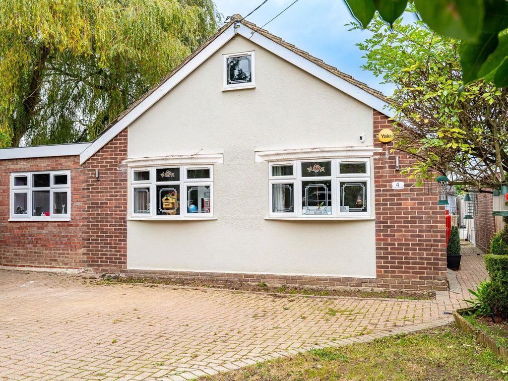 3 bed detached bungalow for sale in Evelyn Road, Great Leighs, Chelmsford CM3, £425,000