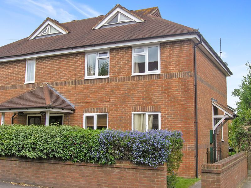 2 bed flat for sale in Dedmere Road, Marlow SL7, £365,000