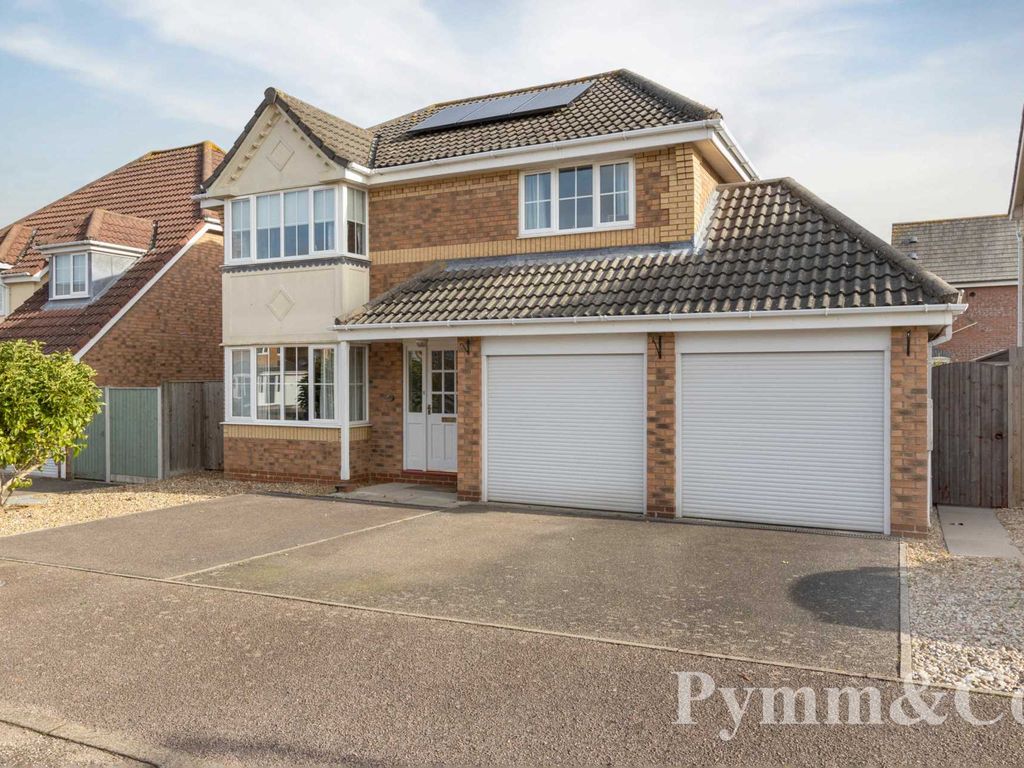4 bed detached house for sale in Peakwell Close, Taverham NR8, £395,000