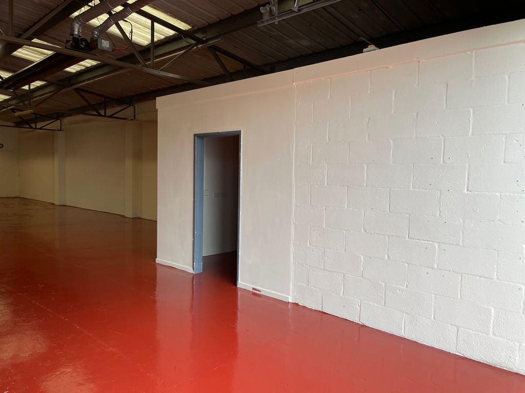 Warehouse to let in Heol Vastre, Newtown SY16, £20,800 pa