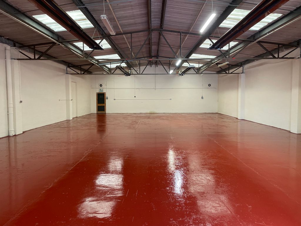 Warehouse to let in Heol Vastre, Newtown SY16, £20,800 pa