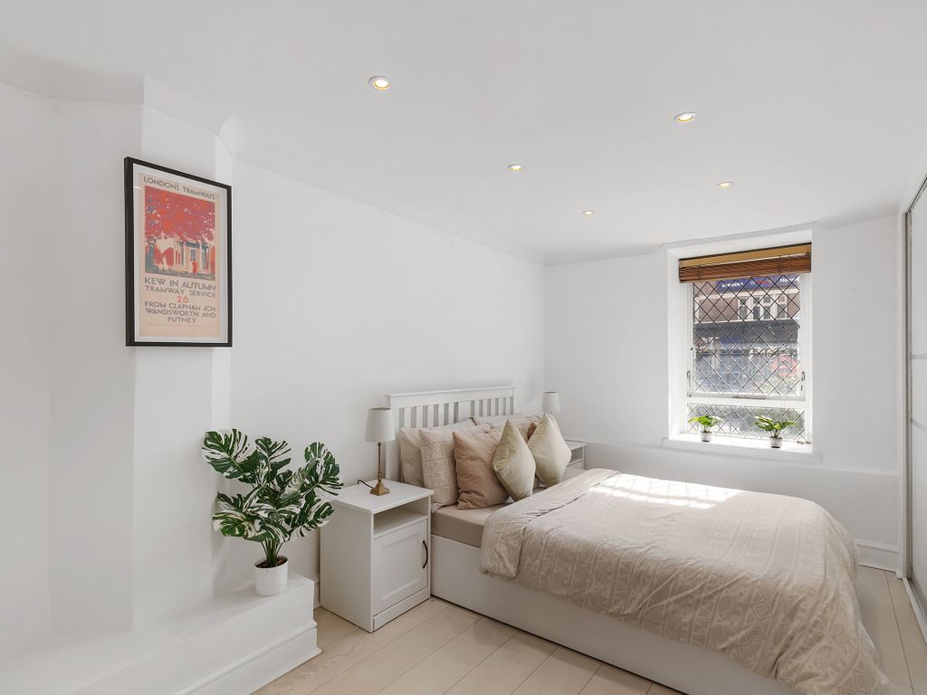 2 bed flat for sale in Bethnal Green Road, London E2, £475,000