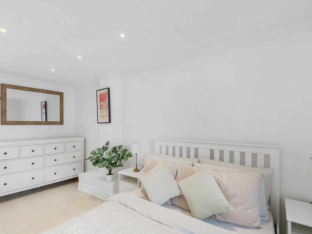 2 bed flat for sale in Bethnal Green Road, London E2, £475,000