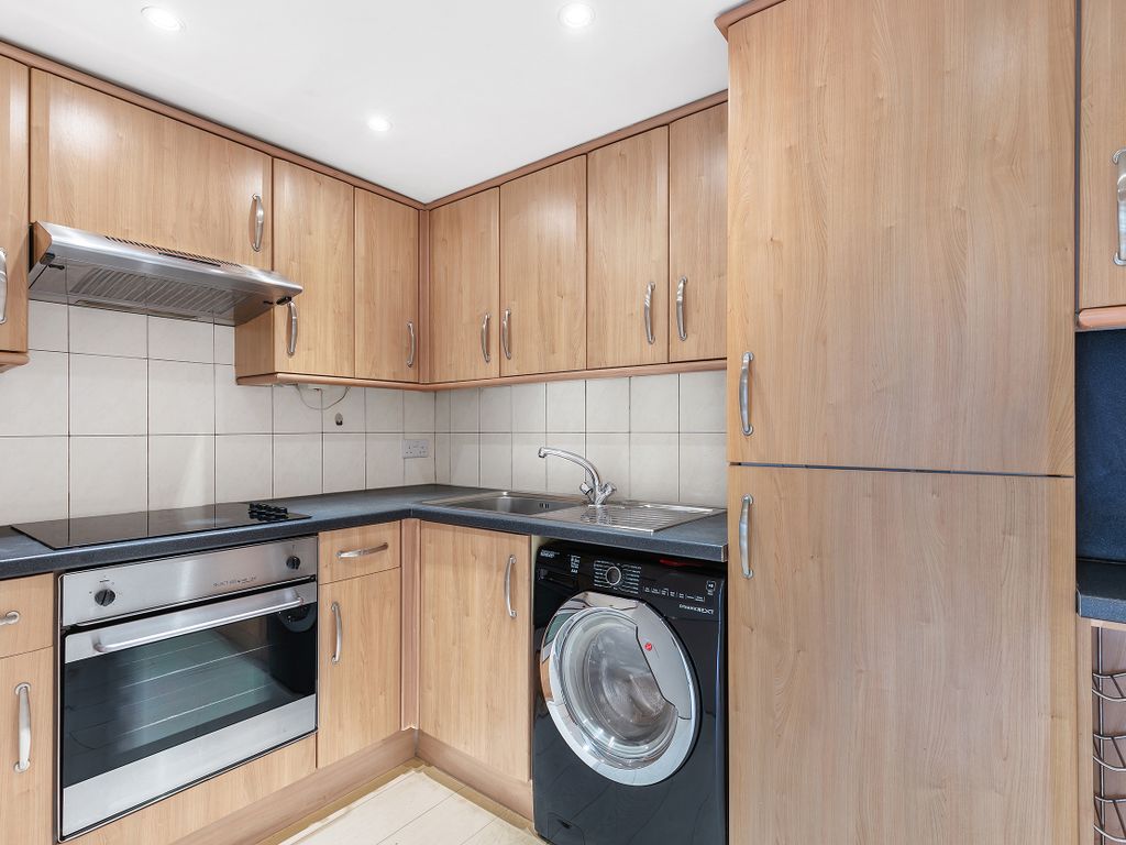 2 bed flat for sale in Bethnal Green Road, London E2, £475,000