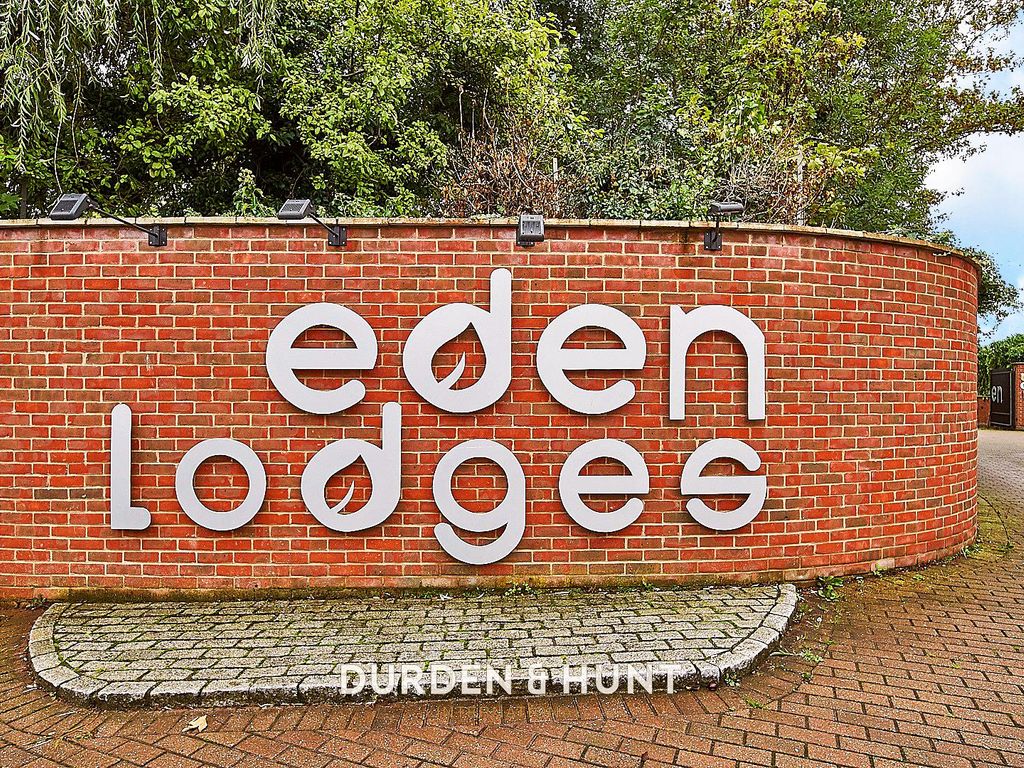 3 bed flat to rent in Eden Lodges, Chigwell IG7, £3,150 pcm