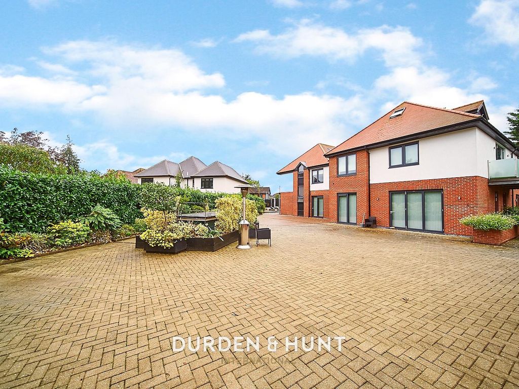 3 bed flat to rent in Eden Lodges, Chigwell IG7, £3,150 pcm