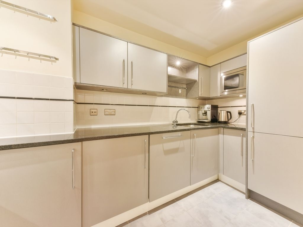 2 bed flat for sale in Drake House, St George Wharf, Vauxhall SW8, £785,000