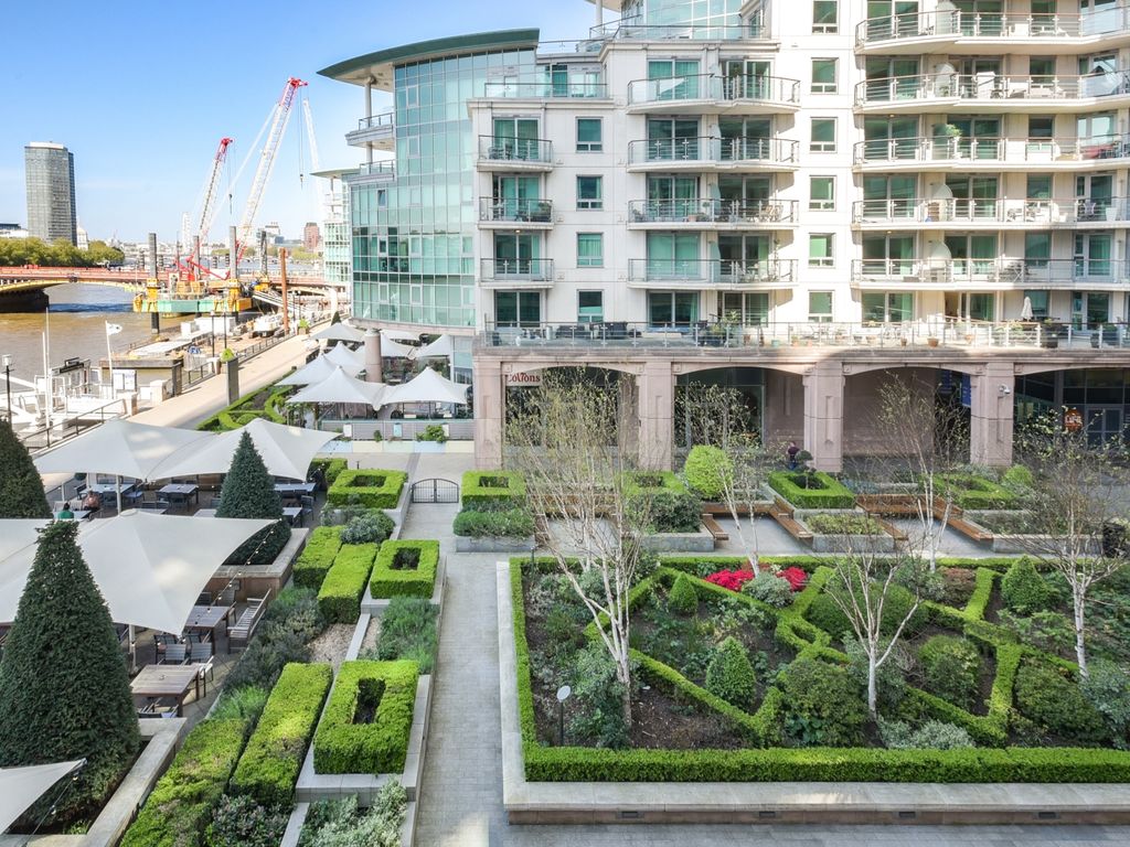 2 bed flat for sale in Drake House, St George Wharf, Vauxhall SW8, £785,000