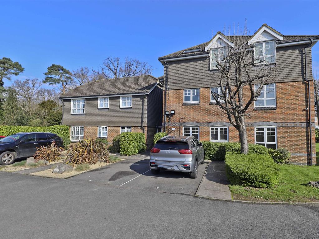 2 bed flat for sale in Colham Road, Uxbridge UB8, £340,000