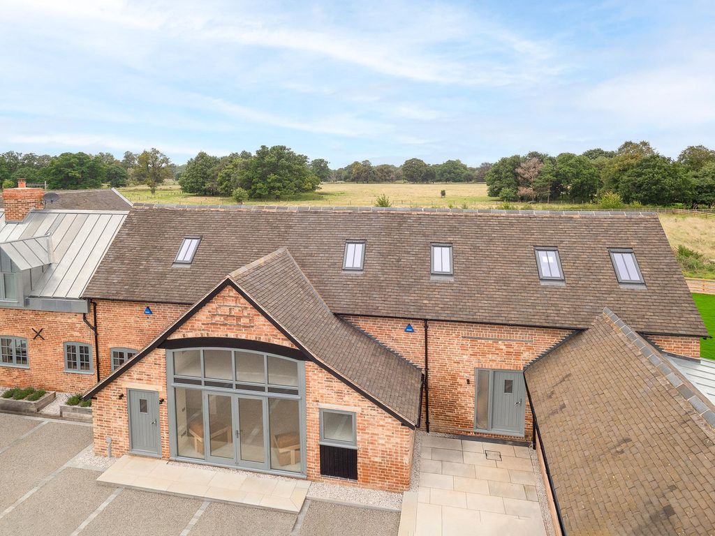 3 bed barn conversion for sale in Charlecote, Wellesbourne, Warwickshire CV35, £975,000