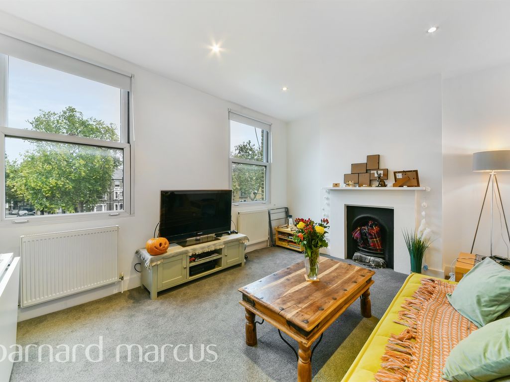 1 bed flat for sale in Chiswick High Road, London W4, £395,000