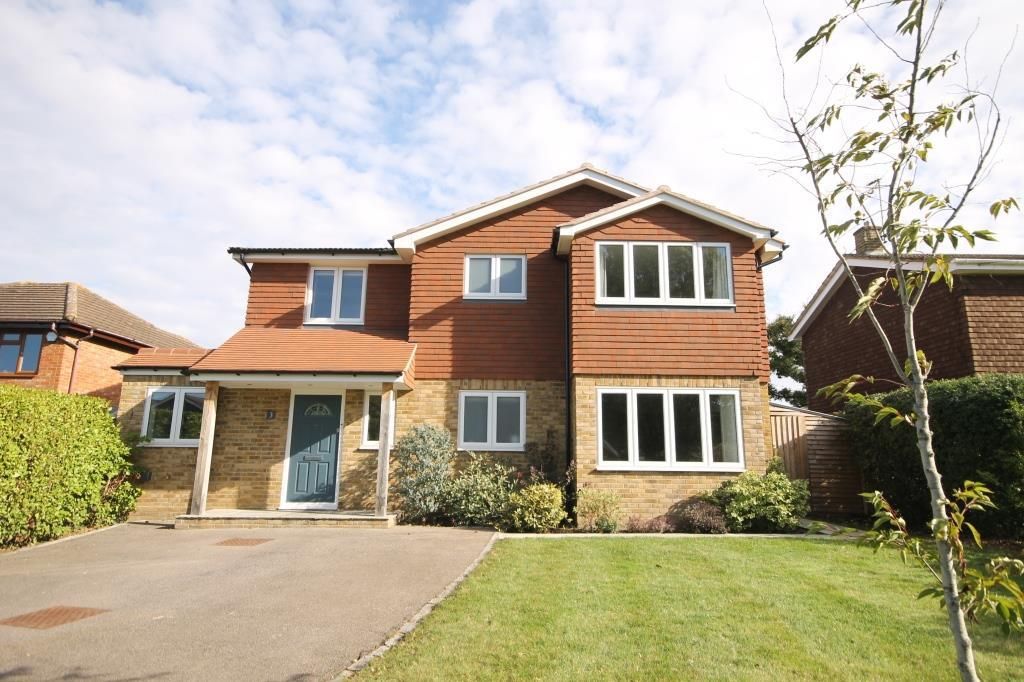 5 bed detached house for sale in Harecroft, Fetcham KT22, £949,950