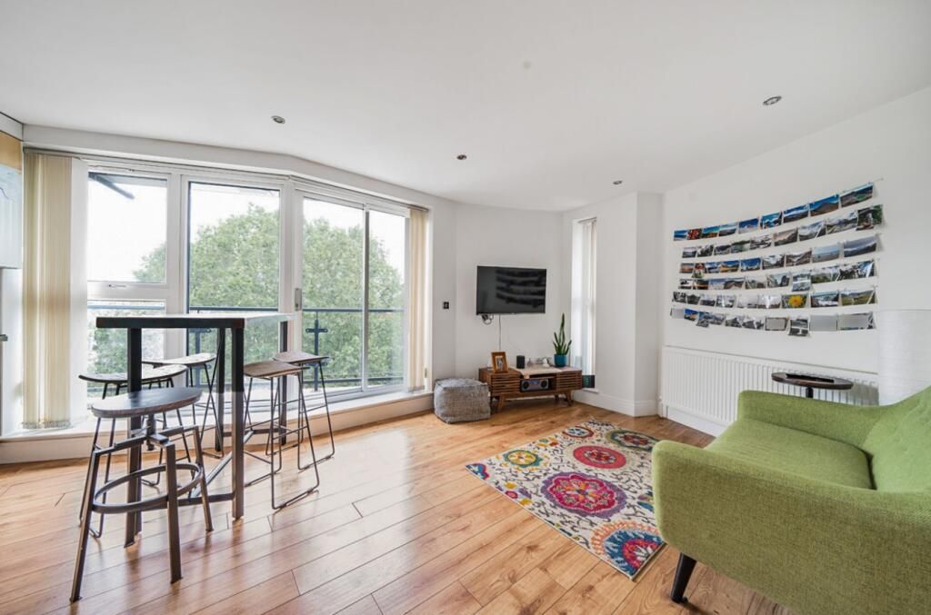 2 bed flat for sale in Gloucester Court, Bermondsey SE1, £399,000