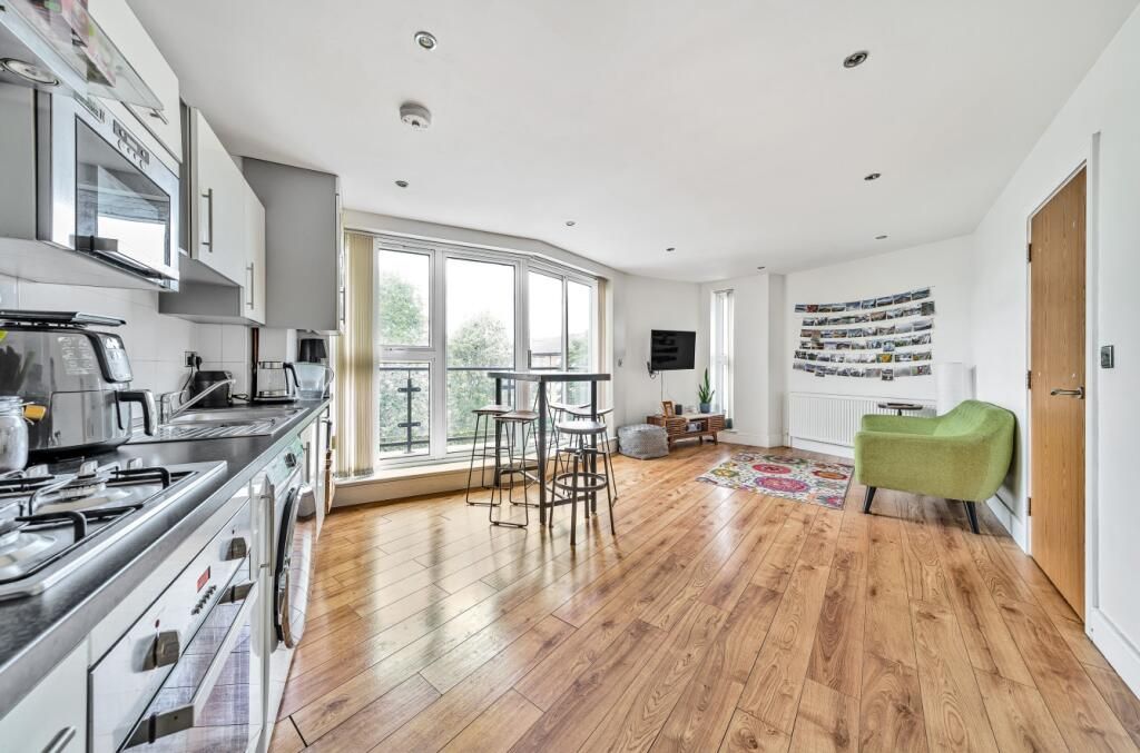 2 bed flat for sale in Gloucester Court, Bermondsey SE1, £399,000