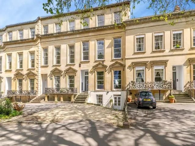 2 bed flat to rent in Royal Parade, Cheltenham GL50, £1,750 pcm