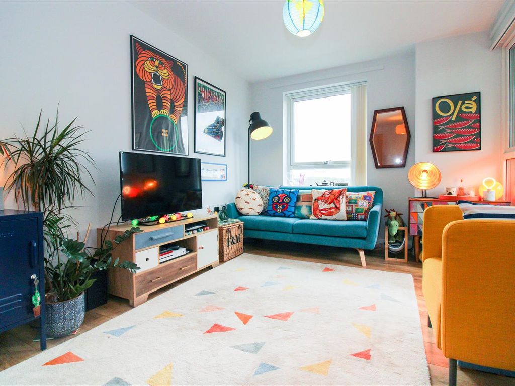2 bed flat for sale in Cannon Road, London N17, £340,000