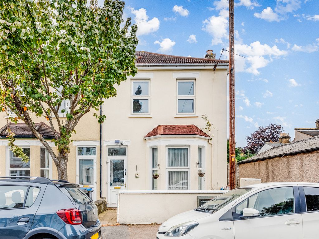 3 bed end terrace house for sale in Amberley Grove, Croydon CR0, £500,000
