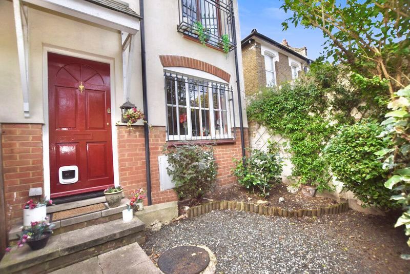 1 bed terraced house for sale in Roads Place, London N19, £400,000