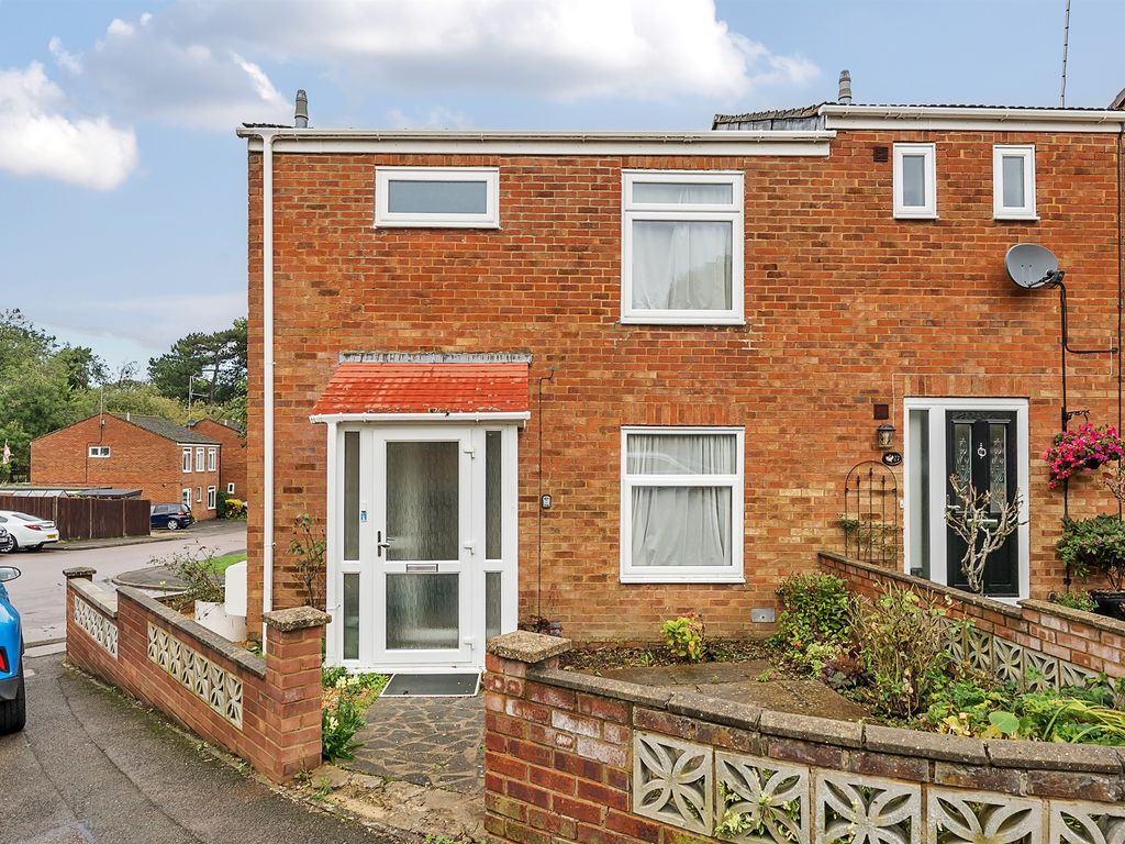 3 bed end terrace house for sale in Elm Tree Walk, Tring HP23, £375,000