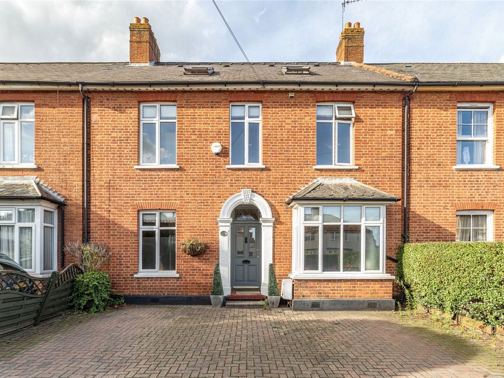 5 bed detached house for sale in Addlestone, Surrey KT15, £750,000