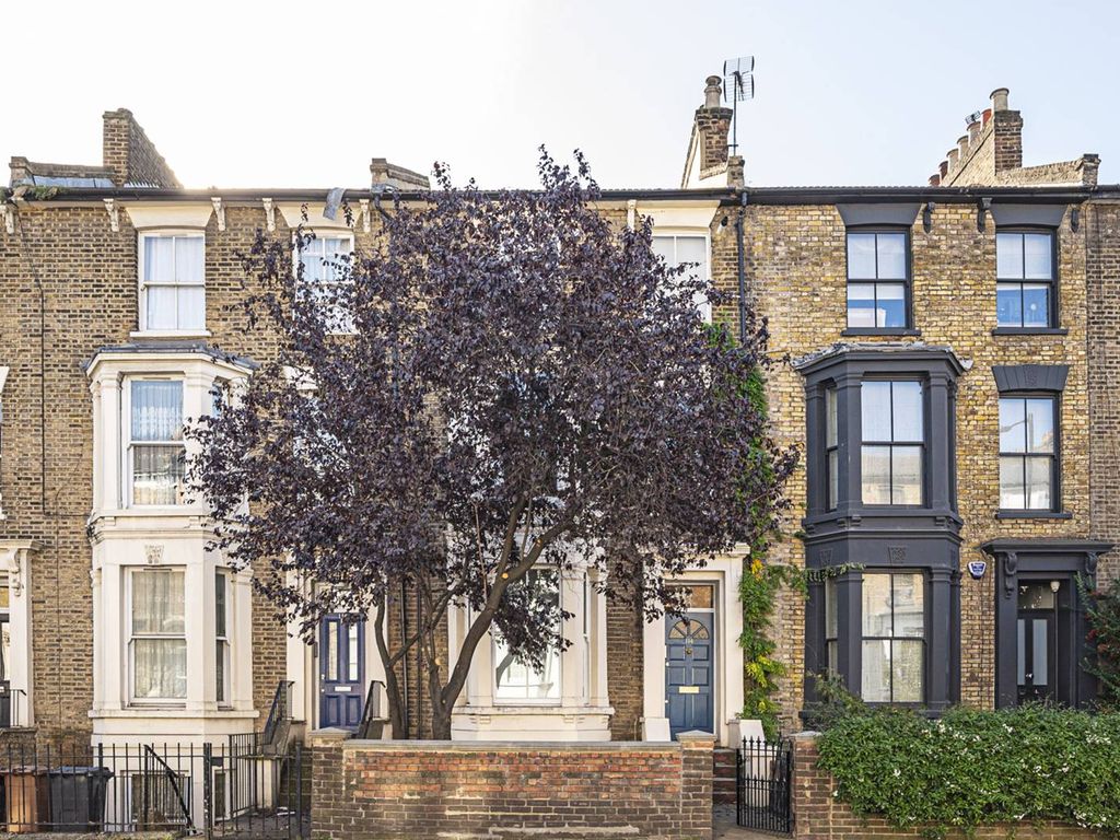 1 bed flat for sale in Graham Road, Hackney, London E8, £425,000