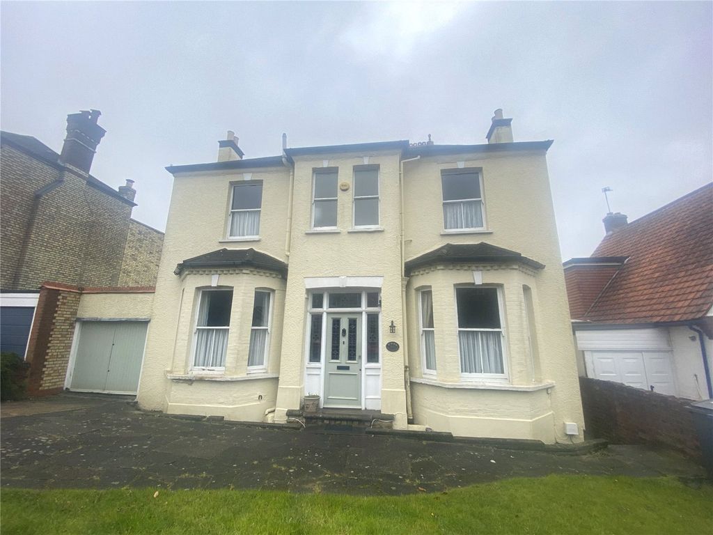5 bed detached house to rent in Manor Road, Barnet, Herts EN5, £2,950 pcm