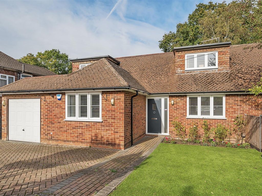 4 bed property for sale in Frensham Road, Crowthorne, Berkshire RG45, £625,000
