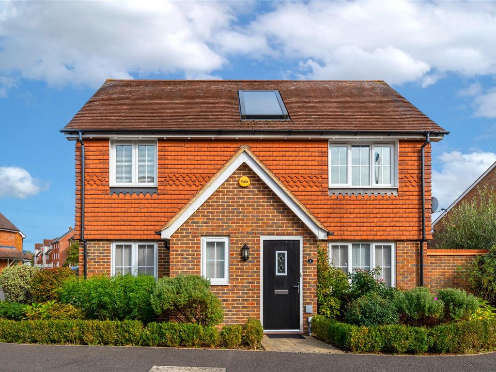3 bed detached house for sale in Flint Close, Horley RH6, £499,950