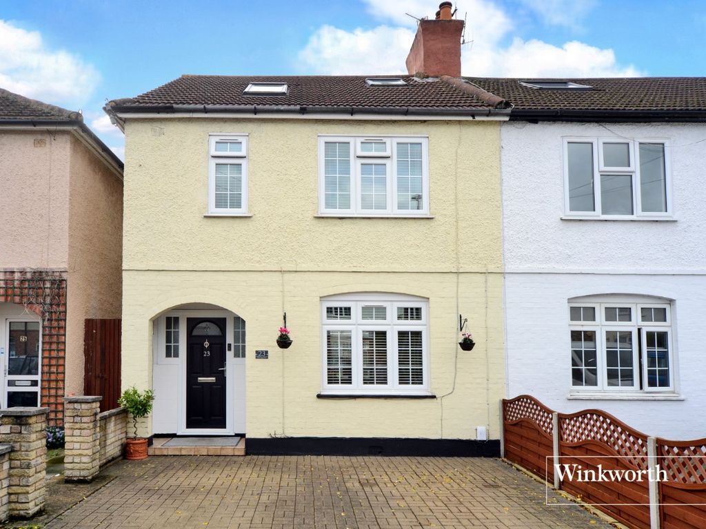 4 bed end terrace house for sale in Idmiston Square, Worcester Park KT4, £630,000