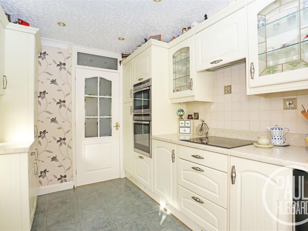 3 bed detached bungalow for sale in Pinewood Gardens, North Cove NR34, £360,000