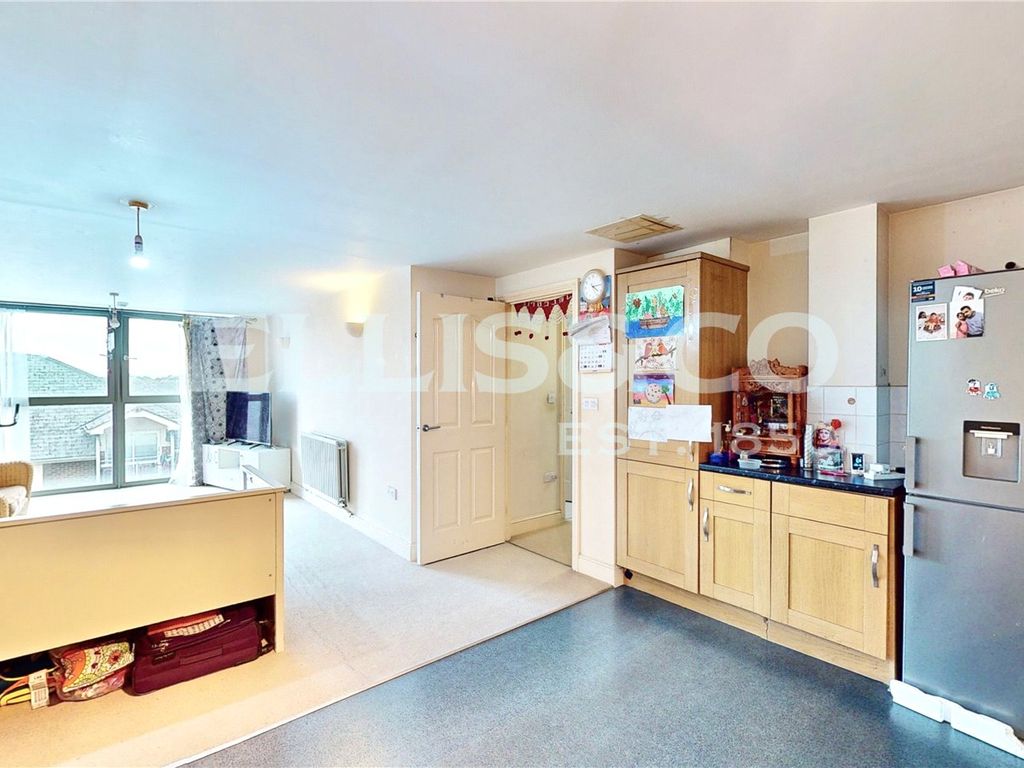 2 bed flat for sale in Station Grove, Wembley HA0, £375,000