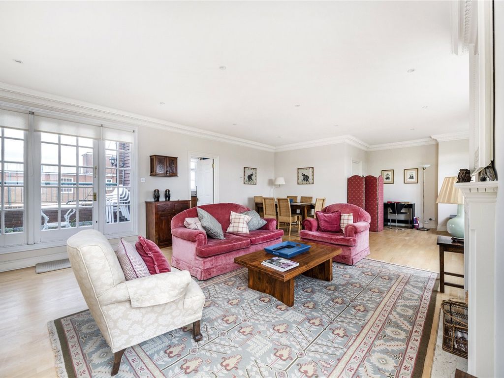 2 bed flat for sale in Apsley House, Finchley Road, London NW8, £900,000
