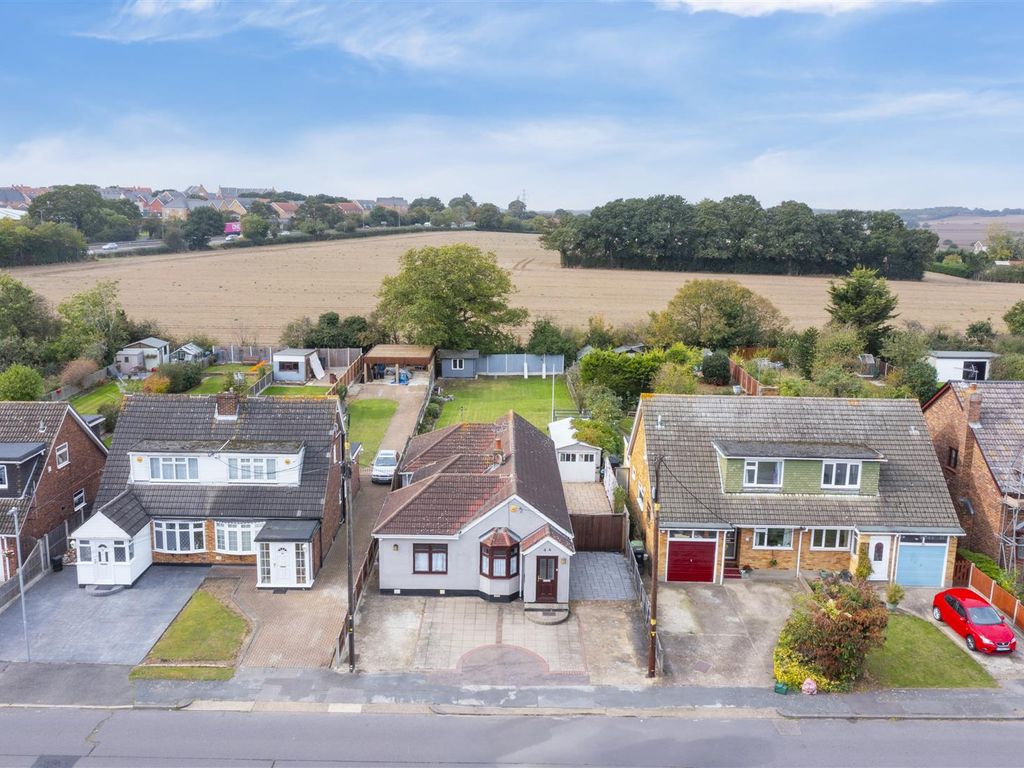 4 bed detached bungalow for sale in Kings Road, Steeple View SS15, £575,000