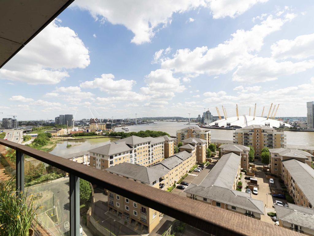 2 bed flat for sale in Blackwall Way, London E14, £475,000