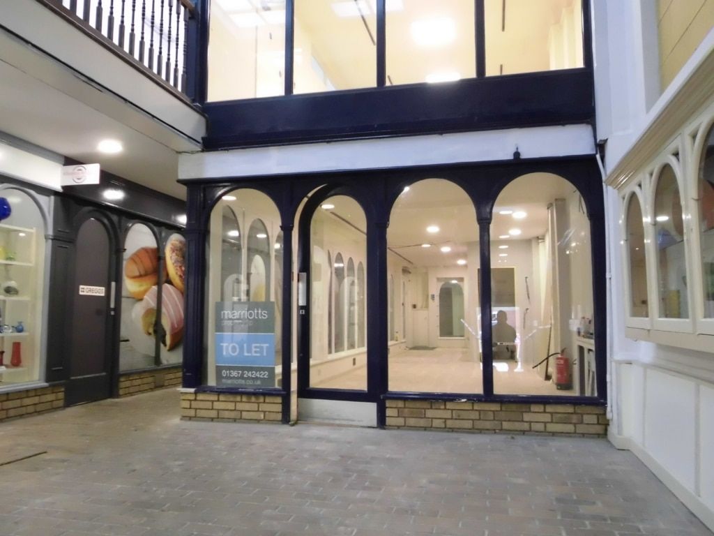 Retail premises to let in Unit 5, Victoria Cross Gallery, Market Place, Wantage, Oxfordshire OX12, £10,000 pa