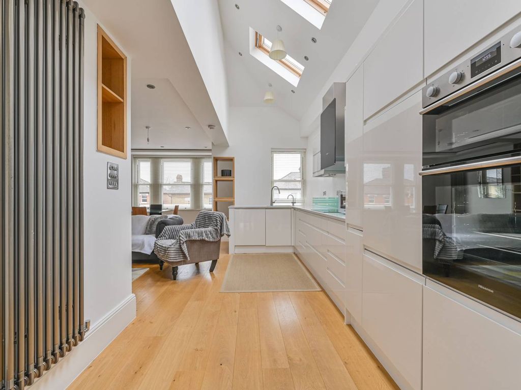 2 bed flat for sale in Gauden Road, Clapham North, London SW4, £755,000