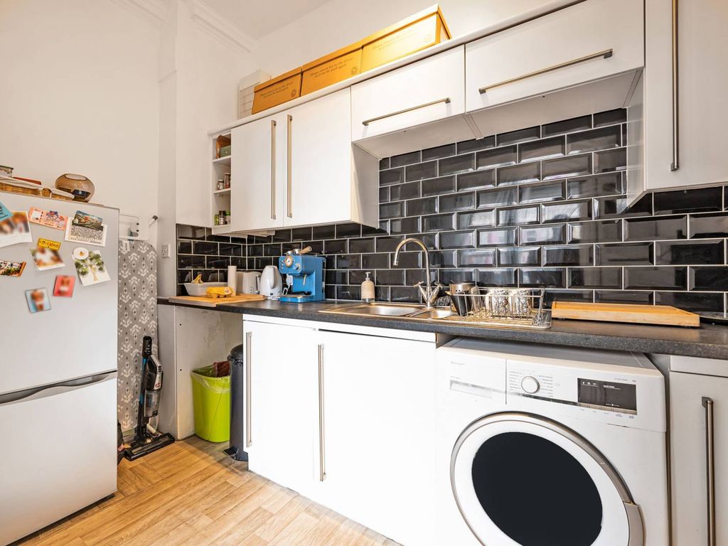 2 bed flat for sale in Lavender Hill, Clapham Junction, London SW11, £470,000