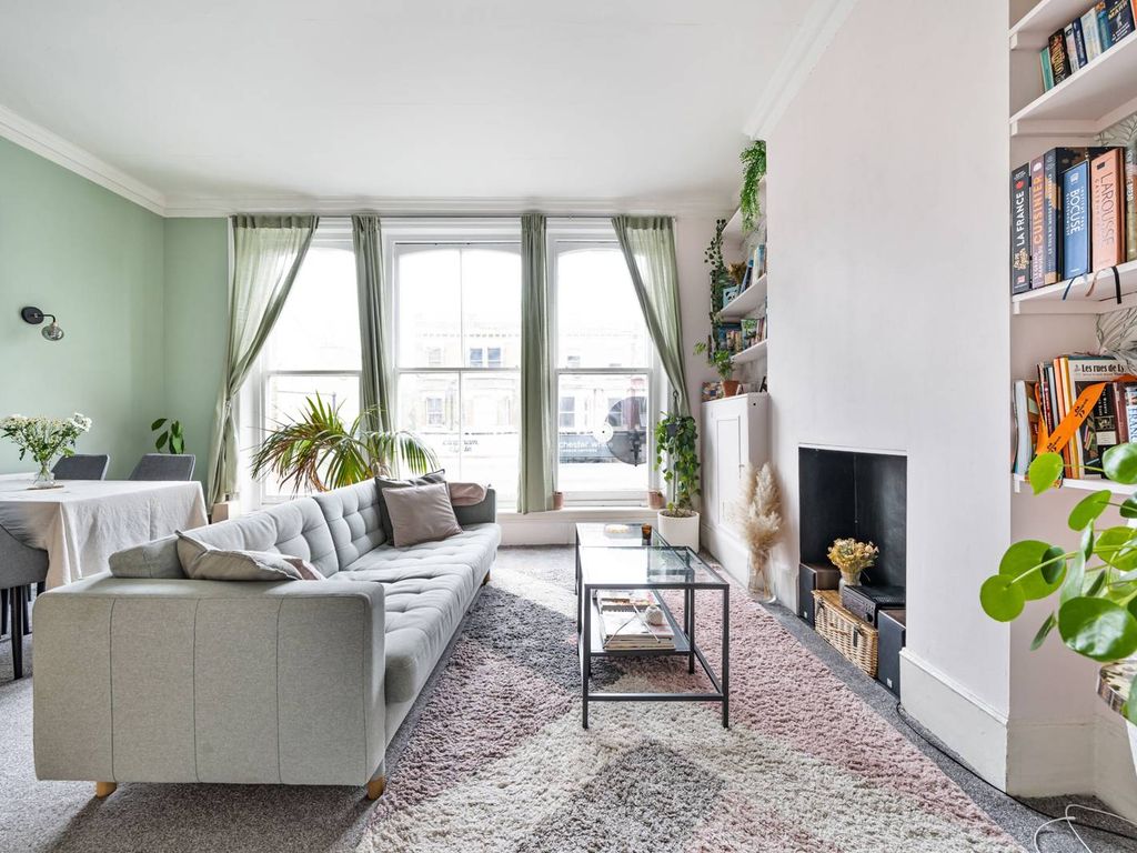 2 bed flat for sale in Lavender Hill, Clapham Junction, London SW11, £470,000