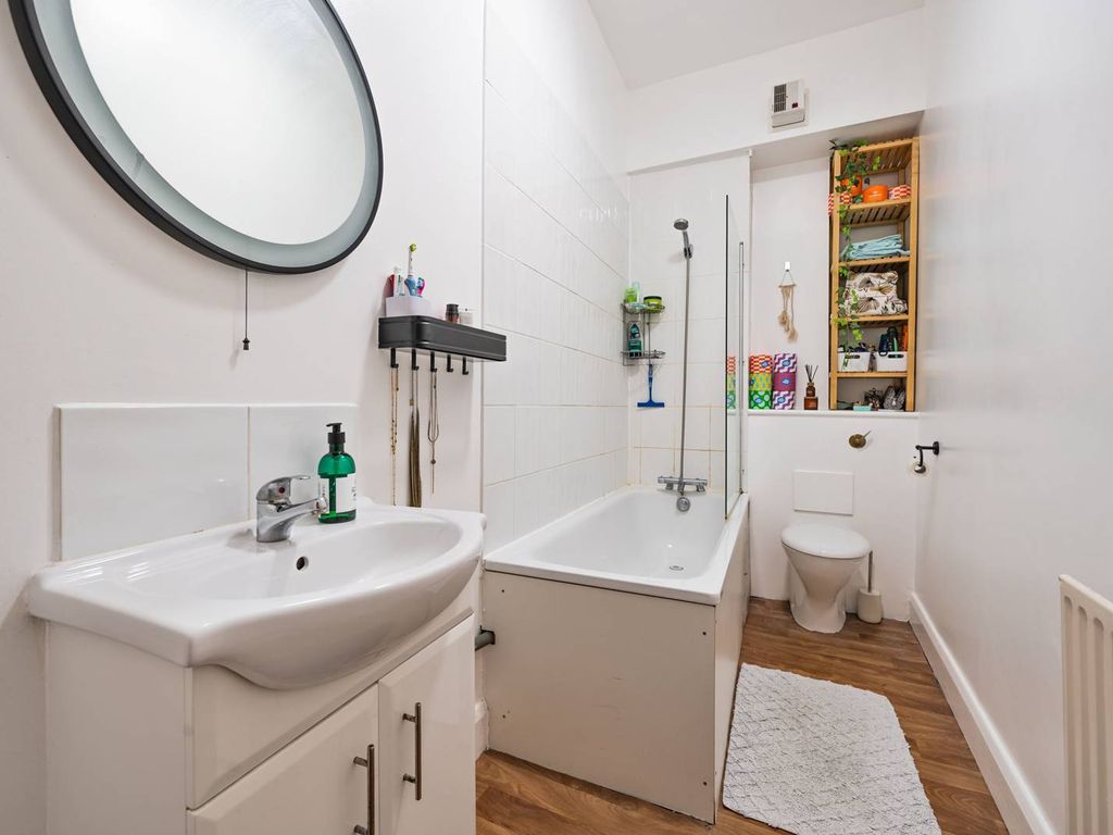 2 bed flat for sale in Lavender Hill, Clapham Junction, London SW11, £470,000