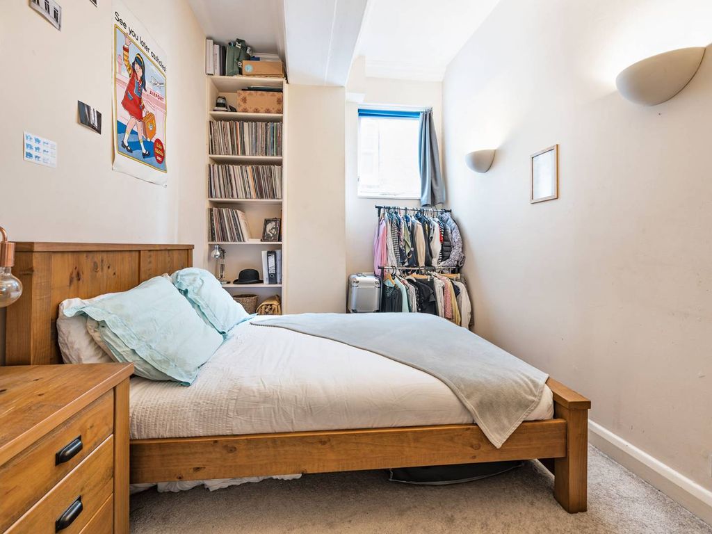 2 bed flat for sale in Lavender Hill, Clapham Junction, London SW11, £470,000