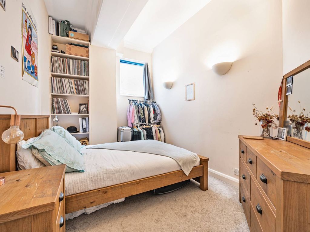 2 bed flat for sale in Lavender Hill, Clapham Junction, London SW11, £470,000