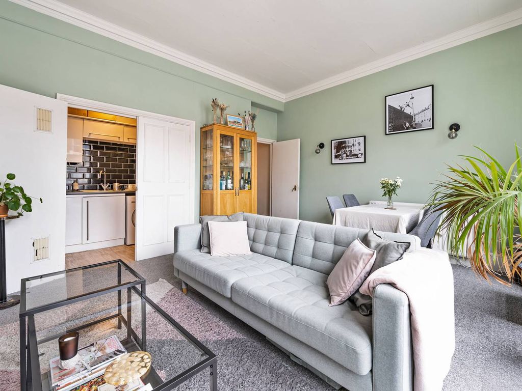 2 bed flat for sale in Lavender Hill, Clapham Junction, London SW11, £470,000