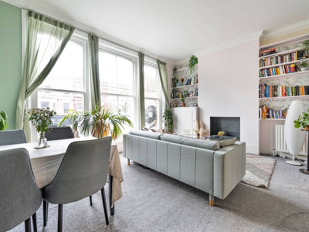 2 bed flat for sale in Lavender Hill, Clapham Junction, London SW11, £470,000