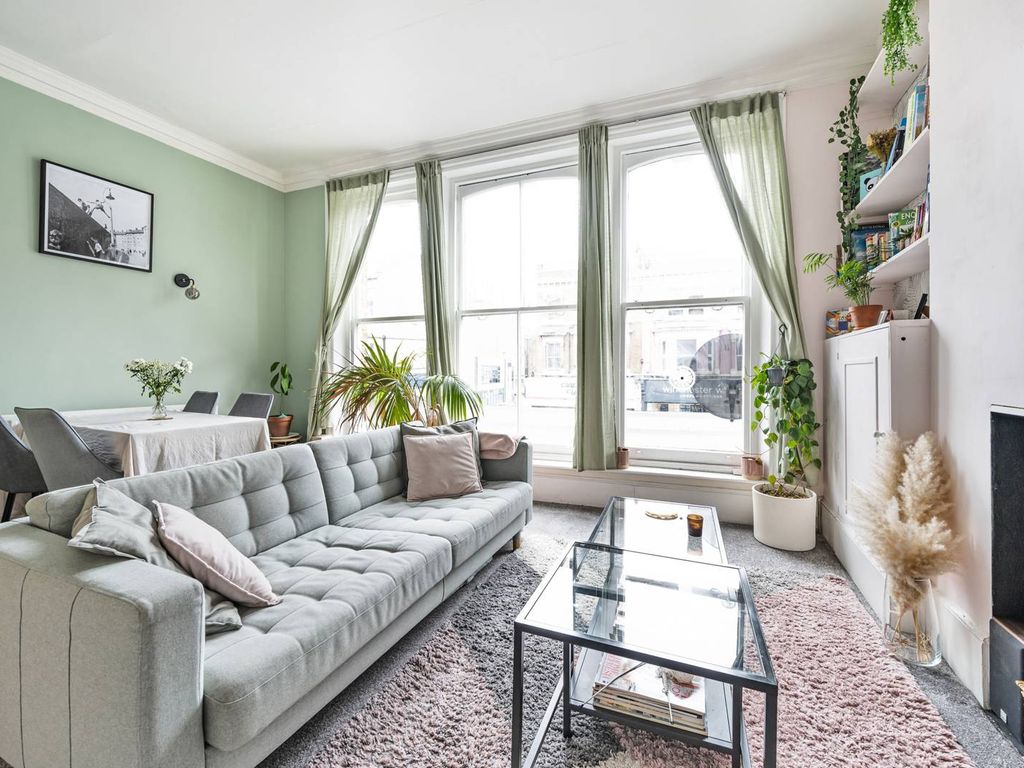 2 bed flat for sale in Lavender Hill, Clapham Junction, London SW11, £470,000