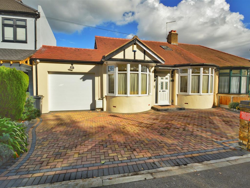 6 bed bungalow for sale in Roding Lane South, Ilford IG4, £850,000
